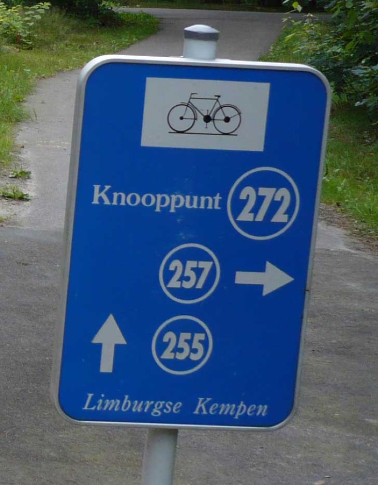 Knooppunt direction sign showing nodes 272, 257 and 255