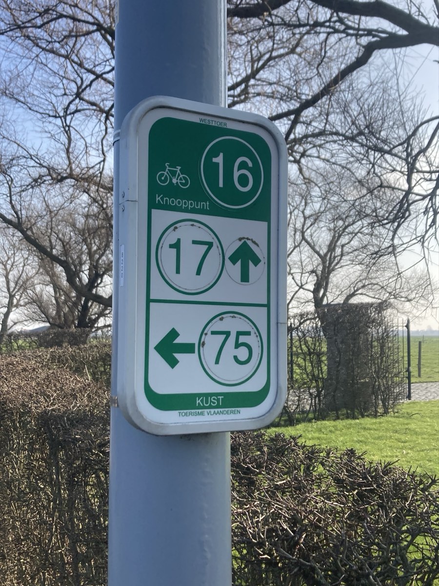 Cycle-node signpost along a route